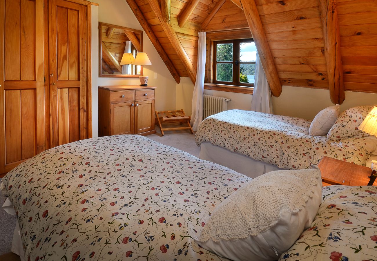 House in San Carlos de Bariloche - HUAPI17 Spectacular house with large garden and coast with dock over Lake Nahuel Huapi