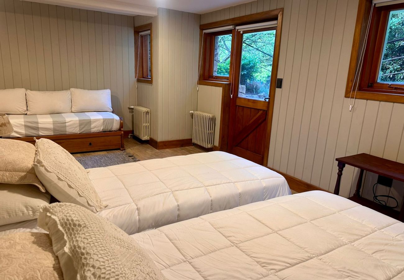 House in San Carlos de Bariloche - HUAPI17 Spectacular house with large garden and coast with dock over Lake Nahuel Huapi