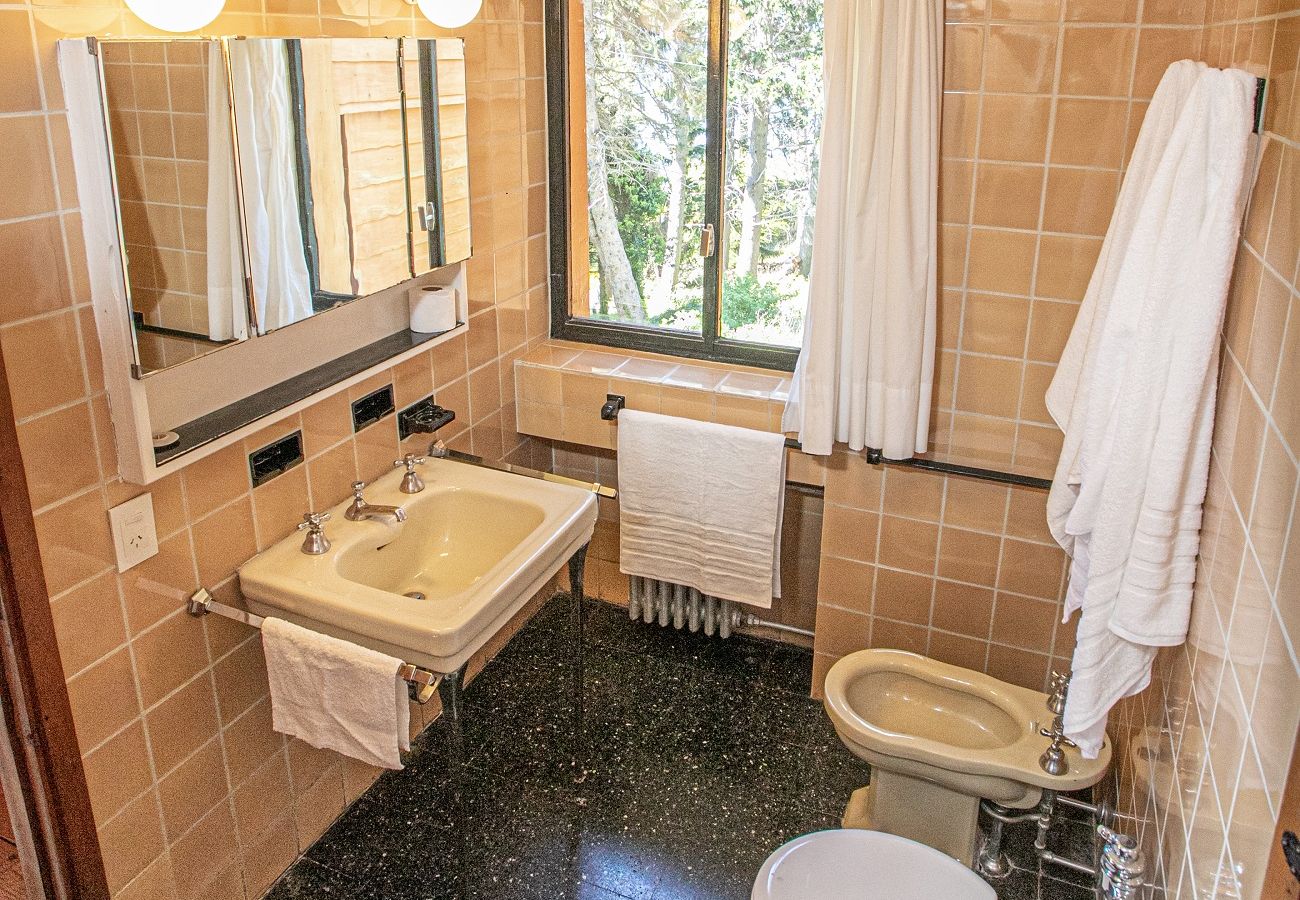 House in San Carlos de Bariloche - HUAPI32C Warm house with a large garden on the coast of Lake Nahuel Huapi.