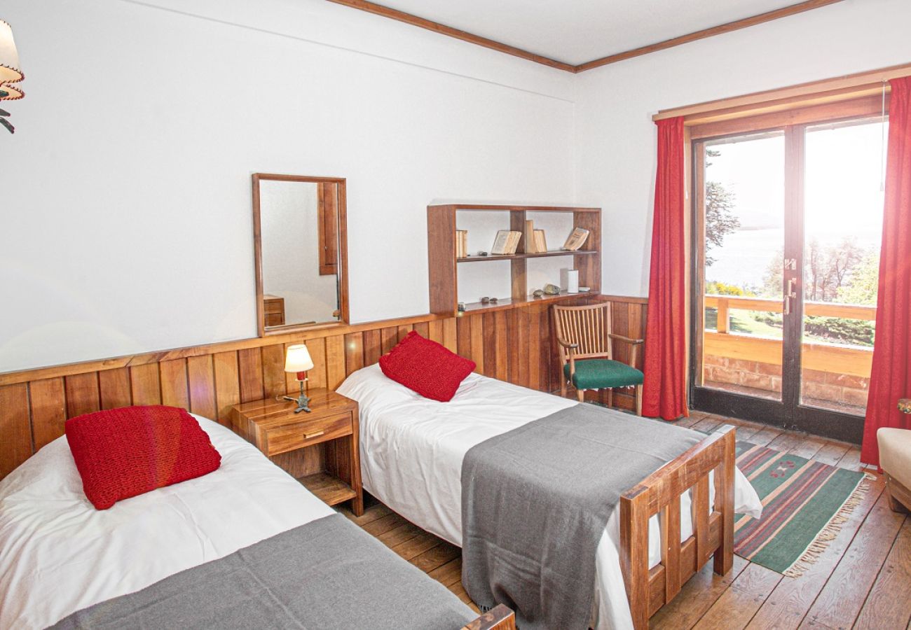 House in San Carlos de Bariloche - HUAPI32C Warm house with a large garden on the coast of Lake Nahuel Huapi.