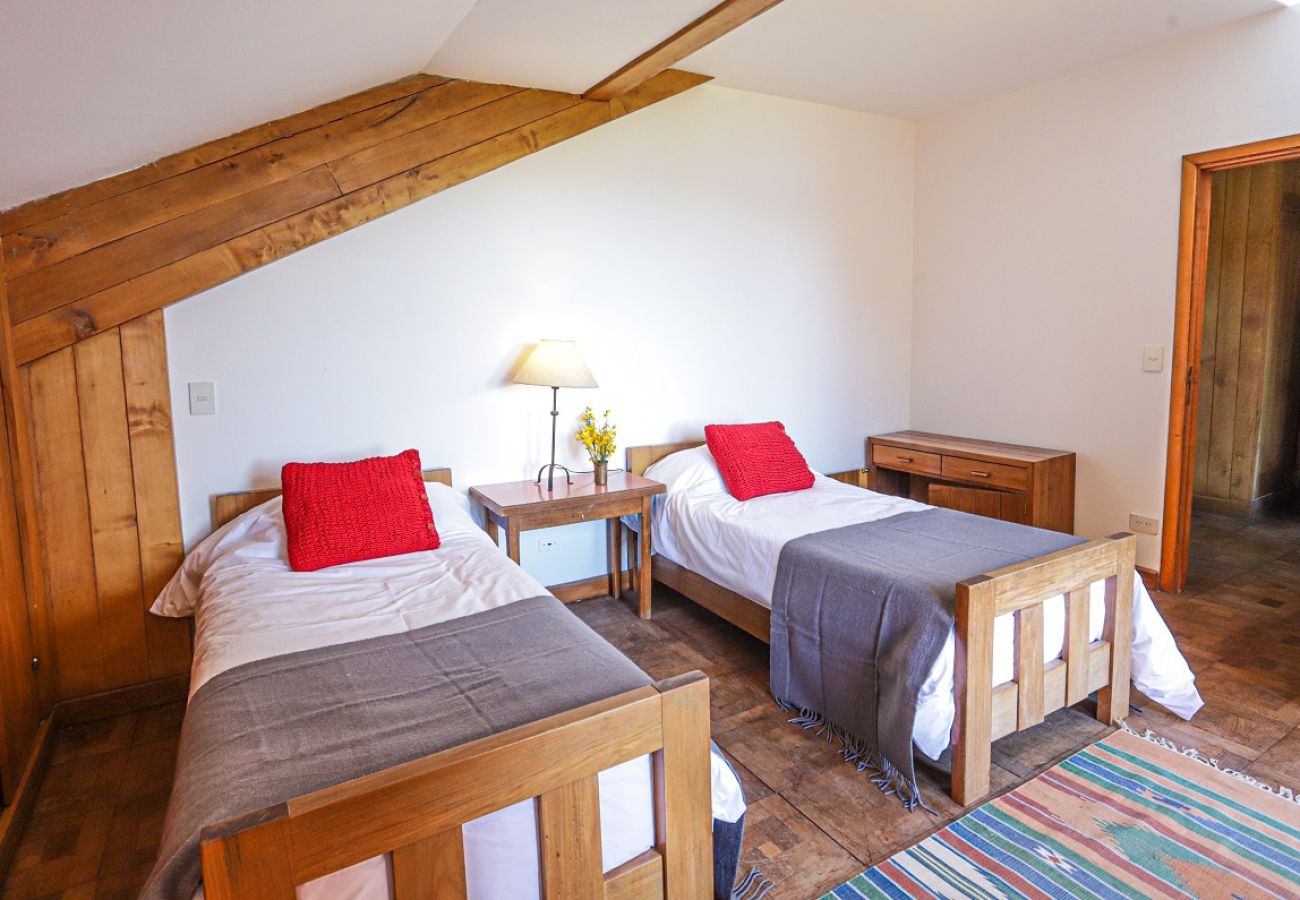 House in San Carlos de Bariloche - HUAPI32C Warm house with a large garden on the coast of Lake Nahuel Huapi.