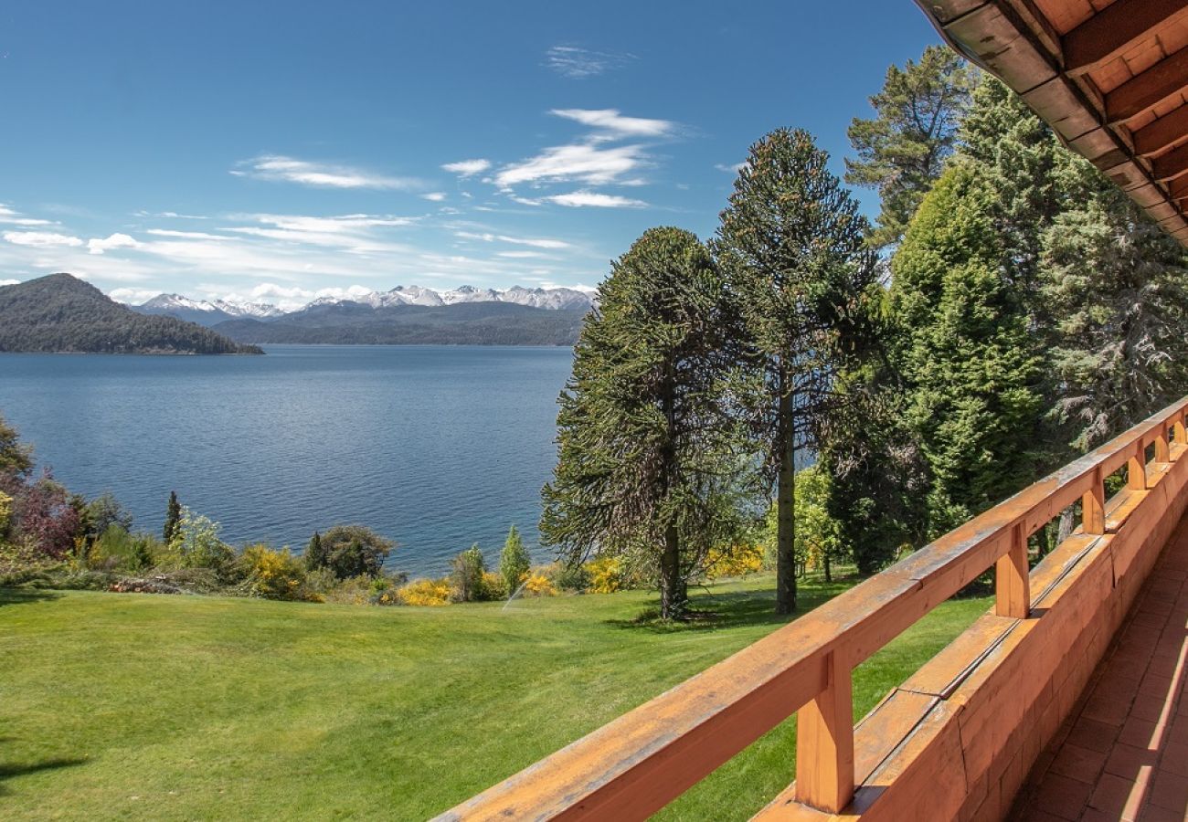 House in San Carlos de Bariloche - HUAPI32C Warm house with a large garden on the coast of Lake Nahuel Huapi.