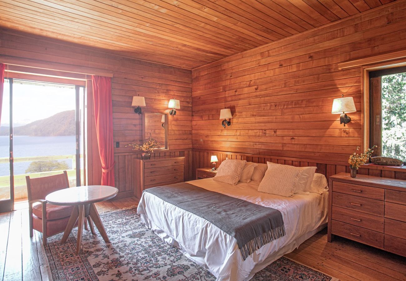 House in San Carlos de Bariloche - HUAPI32C Warm house with a large garden on the coast of Lake Nahuel Huapi.