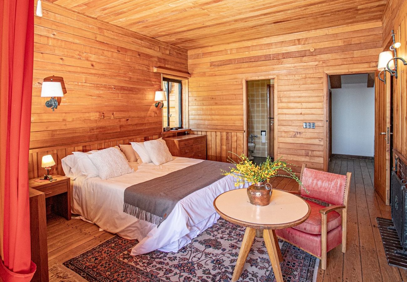 House in San Carlos de Bariloche - HUAPI32C Warm house with a large garden on the coast of Lake Nahuel Huapi.