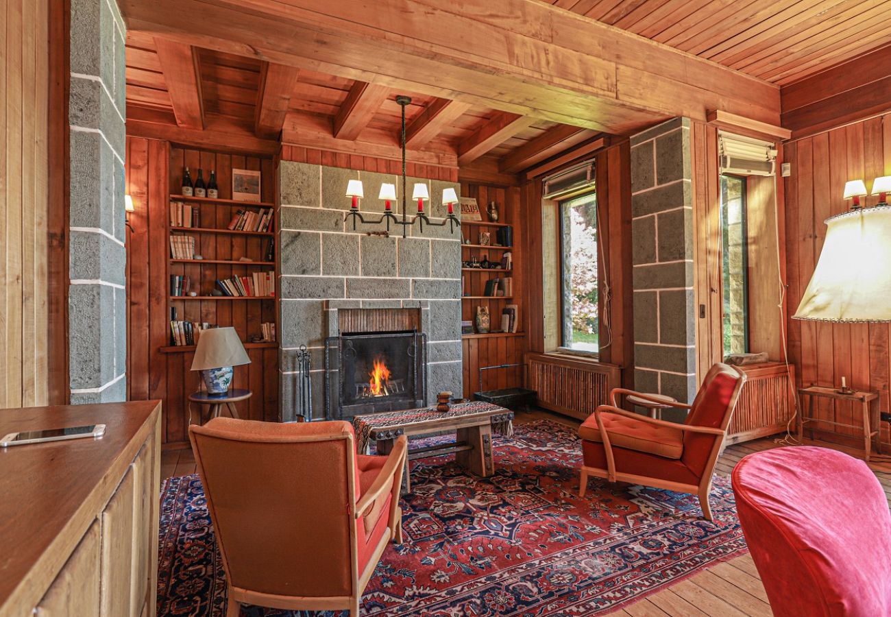 House in San Carlos de Bariloche - HUAPI32C Warm house with a large garden on the coast of Lake Nahuel Huapi.