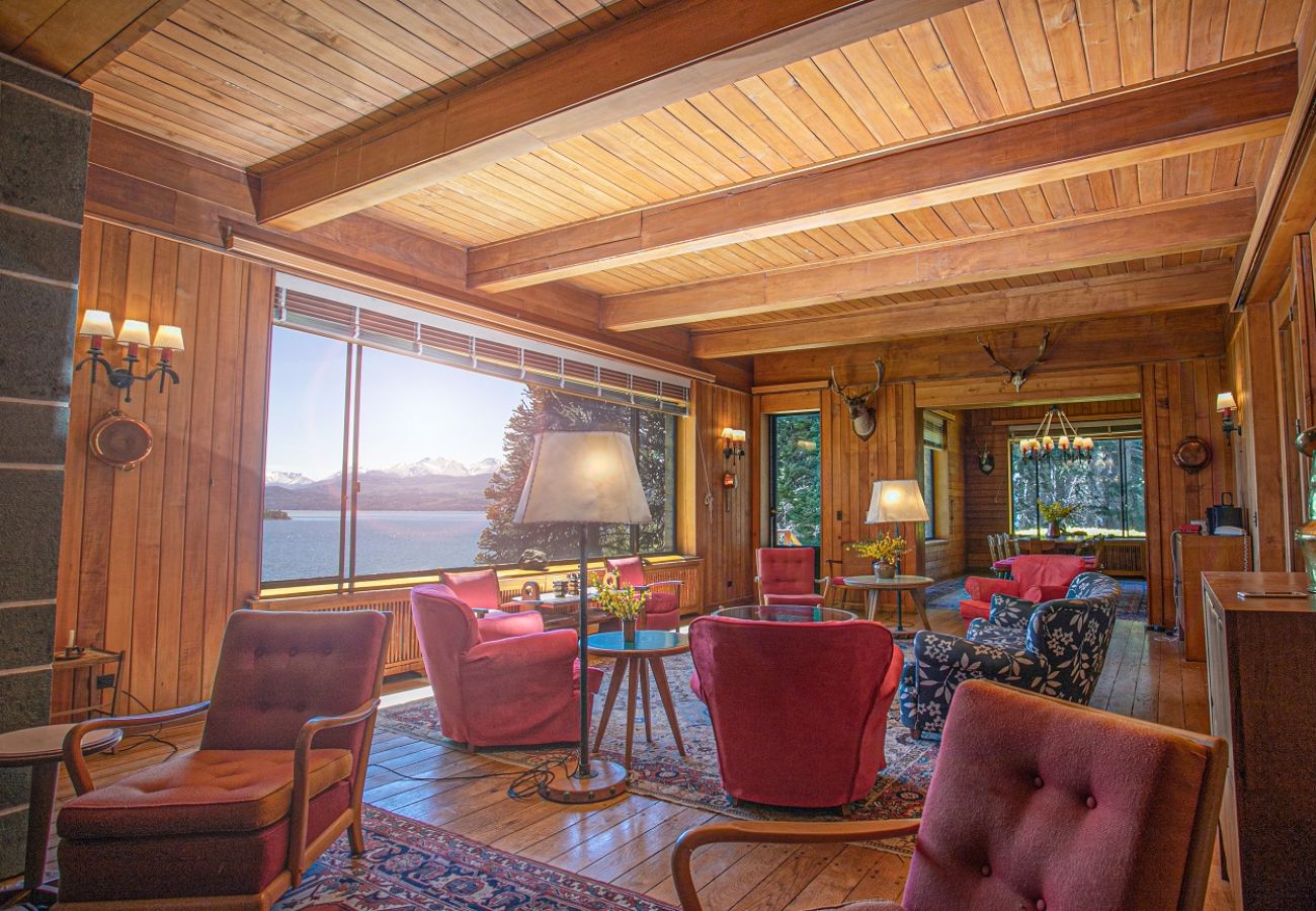 House in San Carlos de Bariloche - HUAPI32C Warm house with a large garden on the coast of Lake Nahuel Huapi.