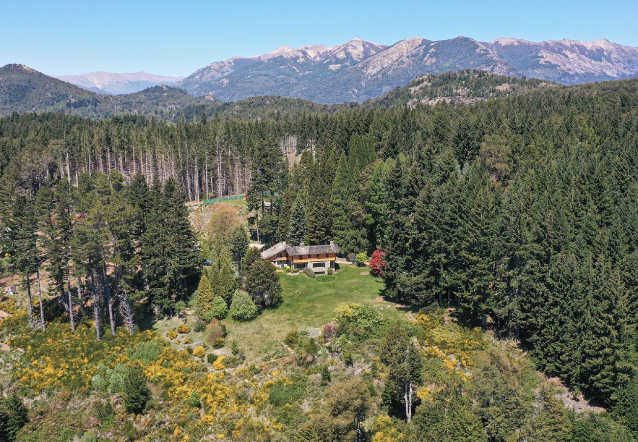 House in San Carlos de Bariloche - HUAPI32C Warm house with a large garden on the coast of Lake Nahuel Huapi.