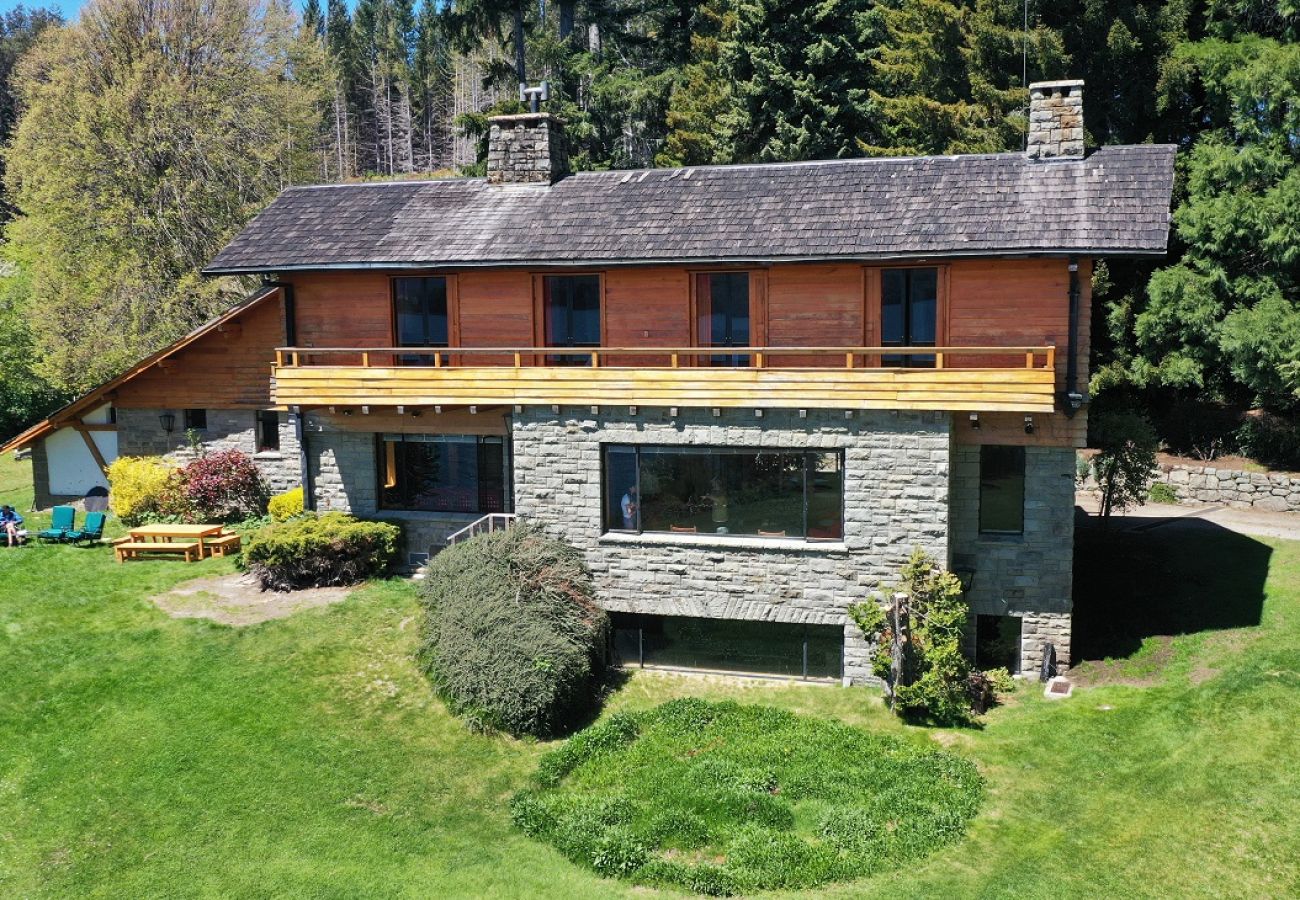 House in San Carlos de Bariloche - HUAPI32C Warm house with a large garden on the coast of Lake Nahuel Huapi.