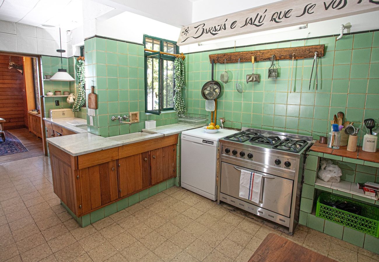 House in San Carlos de Bariloche - HUAPI32C Warm house with a large garden on the coast of Lake Nahuel Huapi.