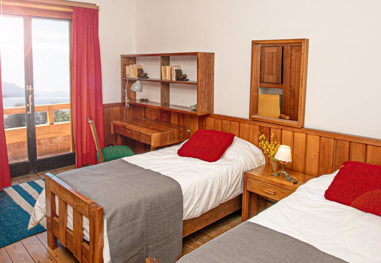 House in San Carlos de Bariloche - HUAPI32C Warm house with a large garden on the coast of Lake Nahuel Huapi.