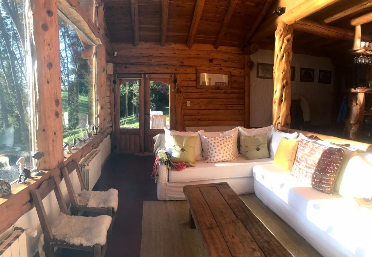 House in San Carlos de Bariloche - 8PAX MORE05 Mountain house with lake shore and incredible mountain views.
