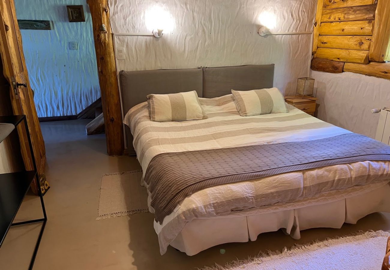 House in San Carlos de Bariloche - 8PAX MORE05 Mountain house with lake shore and incredible mountain views.