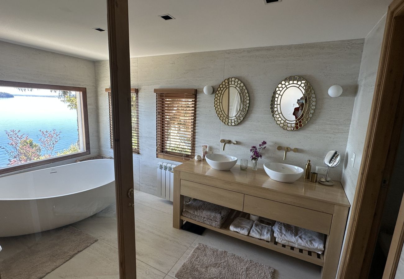 House in San Carlos de Bariloche - huapi51 Luxury house facing Lake Nahuel Huapi