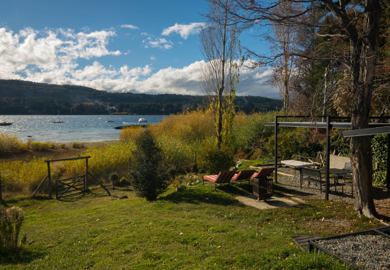 House in San Carlos de Bariloche - HUAPI52C The most beautiful lake house for 14 people
