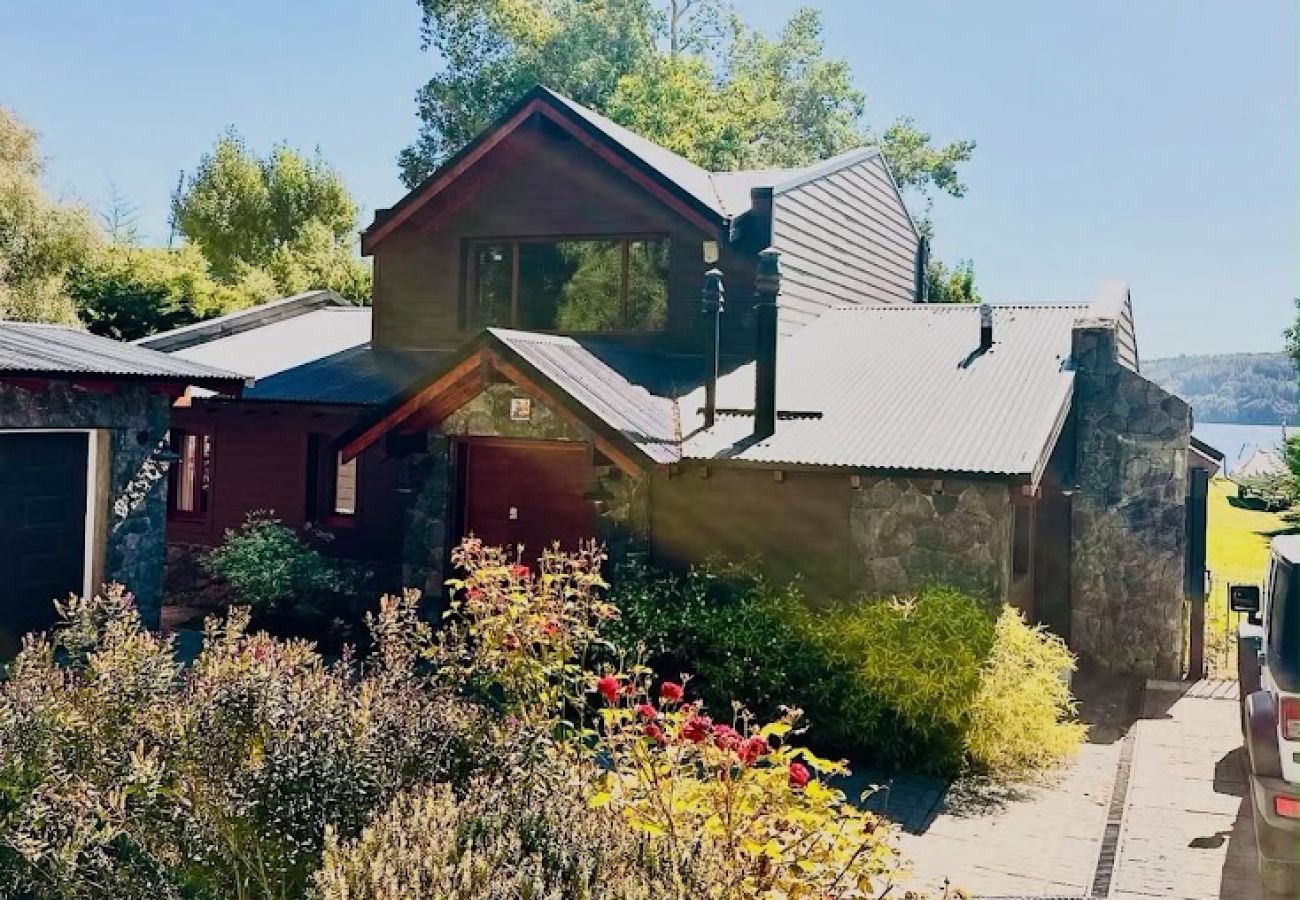 House in San Carlos de Bariloche - Huapi06 - Lovely house with a pool and lake frontage.